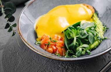 Avokado, yumurta ve sebzeli somon kabı.