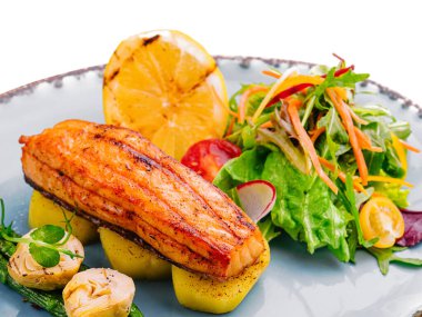 Beyaz üzerine izole edilmiş kuşkonmaz ve enginarlı somon balığı.