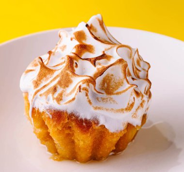 # Tatlı kekler ve tabağında krema #