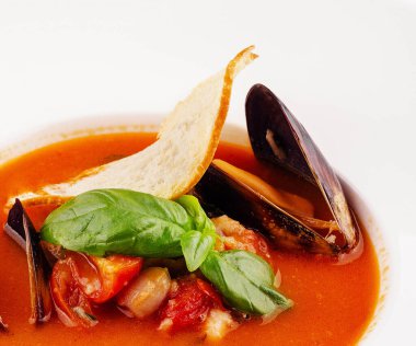 Fransız deniz ürünleri çorbası kasede yakın plan.