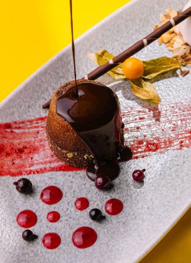 Erimiş çikolatalı lava keki.