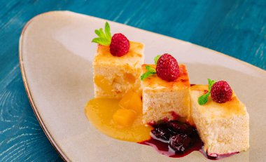 Kiraz reçelli süzme peynir güveci