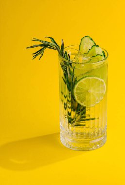 Mojito kokteyl sarı zemin üzerine