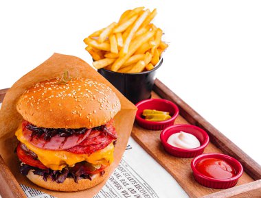 Farklı türde sosis ve patates kızartmalı hamburger.