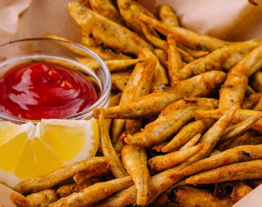 Limonlu kızarmış balık ve ketçap.