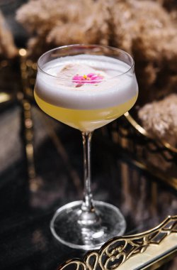 Köpüklü sarı limon kokteyli.