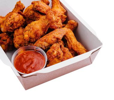 Bir paket kızarmış tavuk budu.