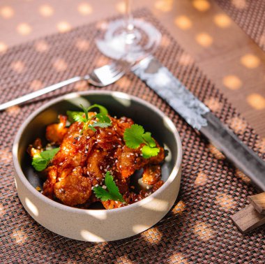 Gurme kızarmış mürekkep balığı Yakuza ve susam manzaralı.