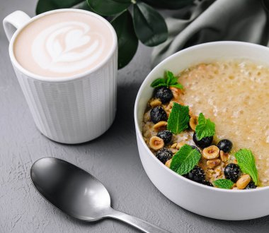 Fındıklı yulaf lapası ve kasede yaban mersini.