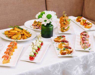 farklı gurme aperatifleri olan masa üstü görünümü