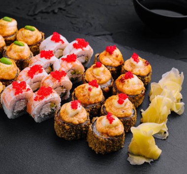 Tempura karides suşi rulo üst görünüm