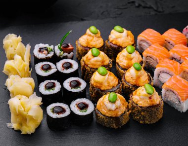 Suşi siyah tahta üst görünümünde ayarlandı