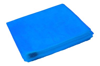 Beyaz arkaplanda mavi plastik çanta izole edildi