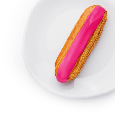 Tabağında pembe krema olan bir tatlı.