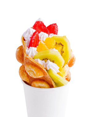 Kivili köpüklü waffle ve krem şantili çilek.