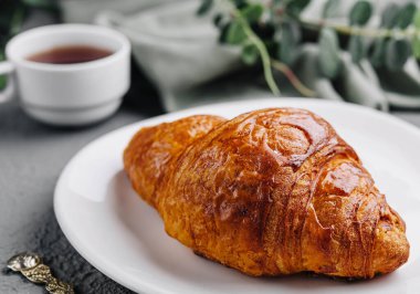 Bir fincan çay ile birlikte kruvasan.