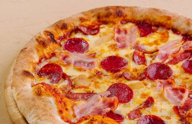 Biberli pizza ve ahşap üzerine jambon.