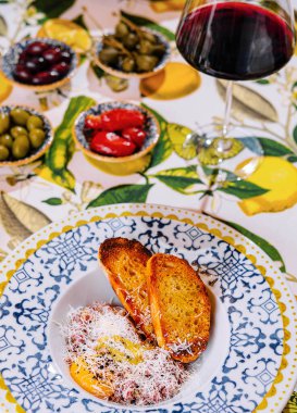 Lezzetli biftek tartar ve bir bardak şarap.