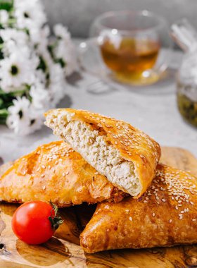 Süzme peynirli samsa ve çay.