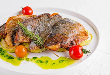 Kızarmış Balık sebze tabağı ile