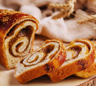 Tahtada elma reçeli ile dilimlenmiş büyük çörek.