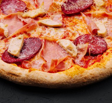 Mozzarella peynirli, salamlı, jambonlu Pepperoni Pizza.