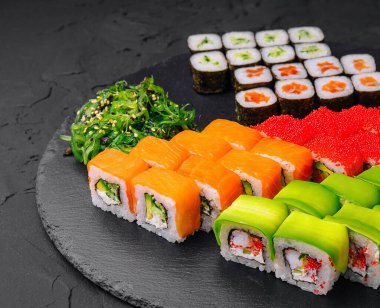 Sushi siyah taş arka planda ayarlandı