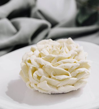 Kahve köpüklü kek tabağa yakın.