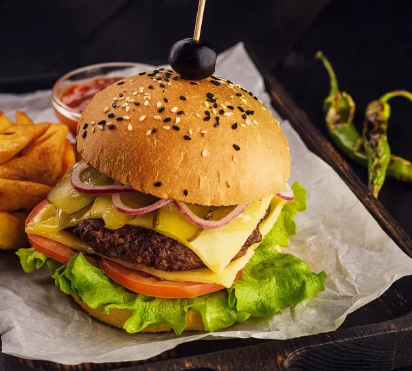 Ahşap tahta üzerinde taze lezzetli burger