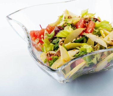 Beyaz arka planda lezzetli greyfurt salatası tabağı.