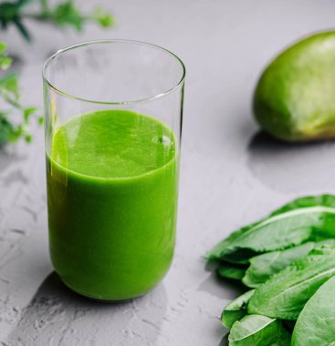 Taze yapılmış ıspanaklı smoothie. Yakın çekim.