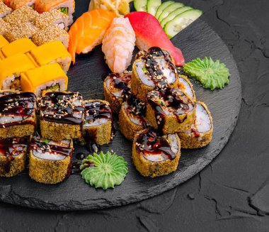 Çeşitli suşi rulolarının geniş çeşitliliği