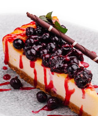 Klasik New York usulü üzümlü peynirli kek.