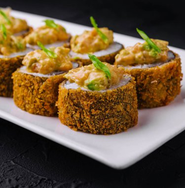 Beyaz tabakta Tempura Maki Suşi.