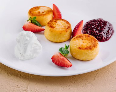 süzme peynirli kek çilek ile