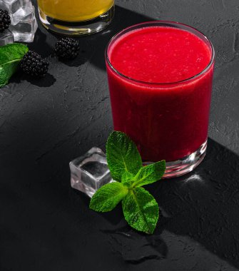 Çilekli buzlu içecekler. Yaklaş.