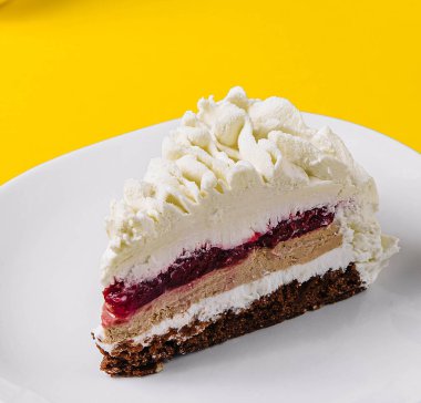 Katmanlı Mousse Pastası sarı arkaplanı kapat