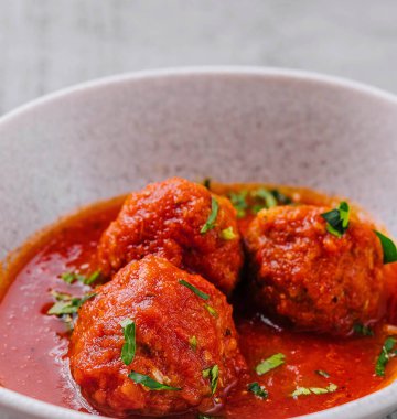 Domates soslu köfte ve maydanoz.