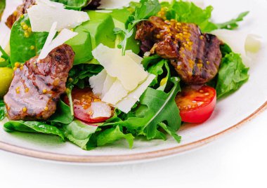 Biftekli yeşil salata, roka ve vişneli domates.