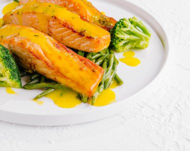 Kuşkonmaz ve brokoli ile ızgara somon.