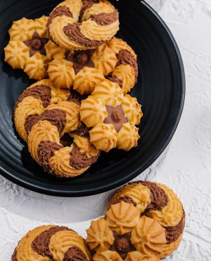 Siyah tabakta çikolatalı kurabiyeler.