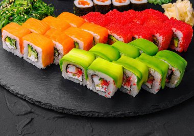 Sushi siyah taş arka planda ayarlandı