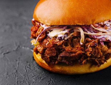 Siyah taşın üzerinde domuz sandviçi.