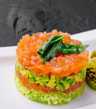 Avokadolu somon tartare.