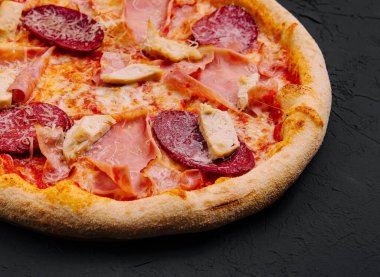 Mozzarella peynirli, salamlı, jambonlu Pepperoni Pizza.