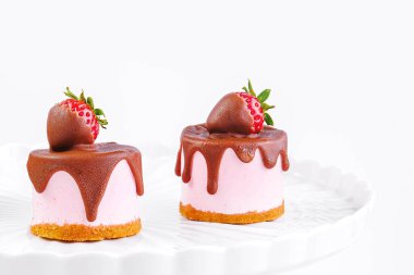 İzole edilmiş taze çilekli sufle kekleri.