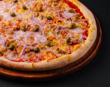 Domatesli, zeytinli, soğanlı ve kaparili lezzetli pizza.
