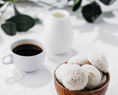 Beyaz jöleli ve hindistan cevizli şekerler.