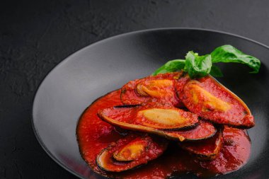 Acı soslu pişirilmiş midye.