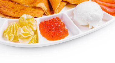 Kırmızı havyarlı gözleme, somon balığı ve dondurma.